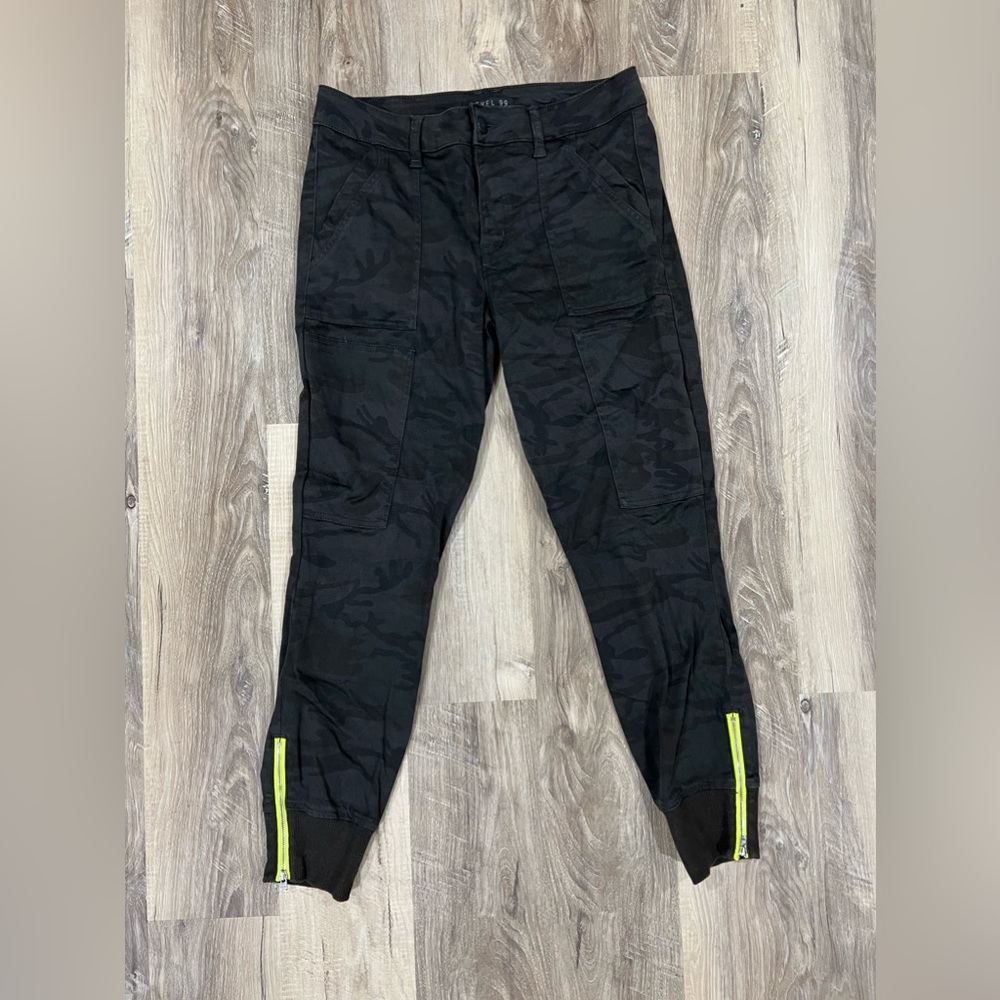 Level 99 Jolie Utility pant black camo w/ neon zipper size 28